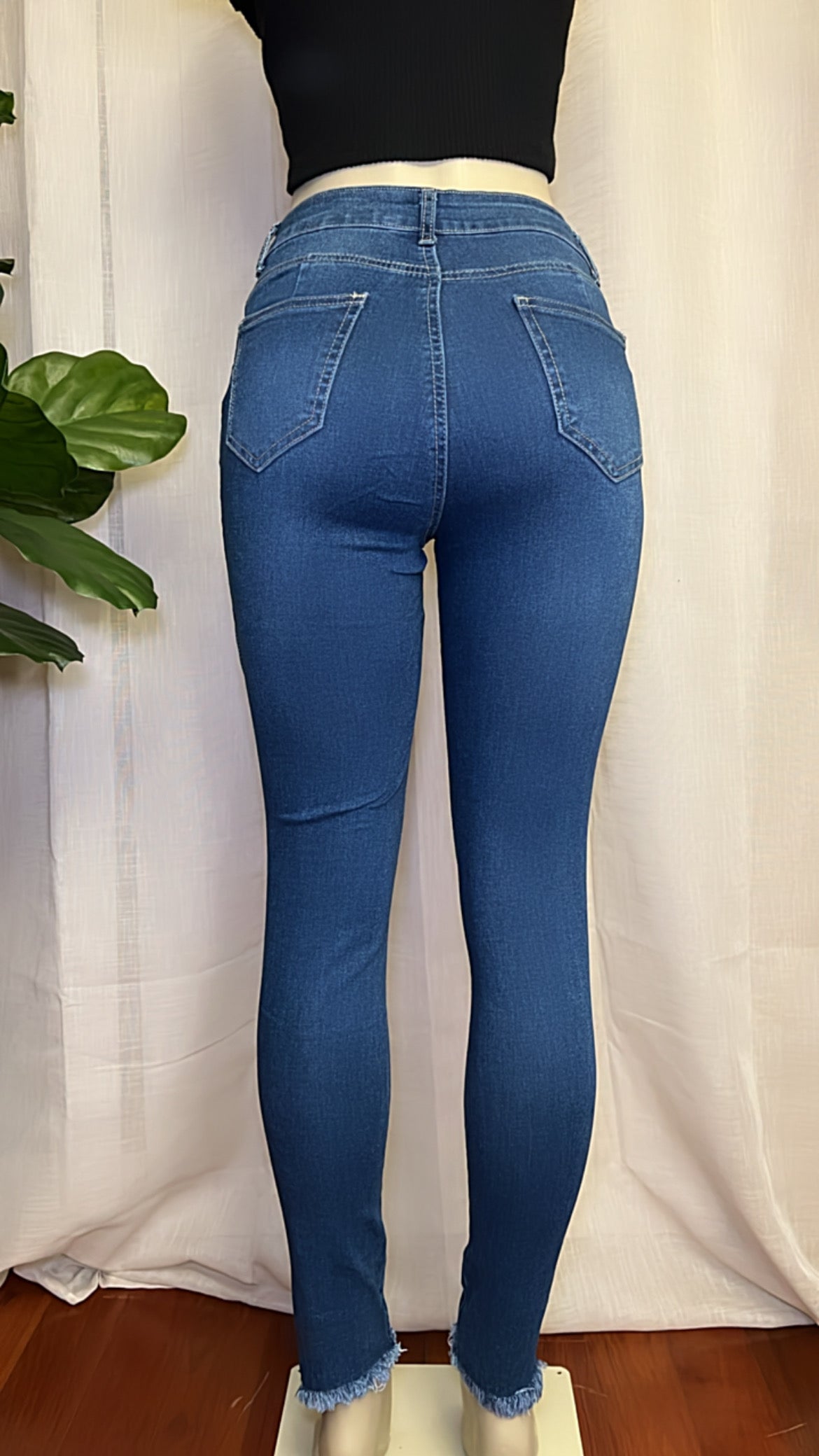 NAVY RIPPED JEANS